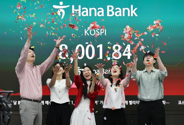KOSPI Surpasses 8,000 Points for the First Time in History