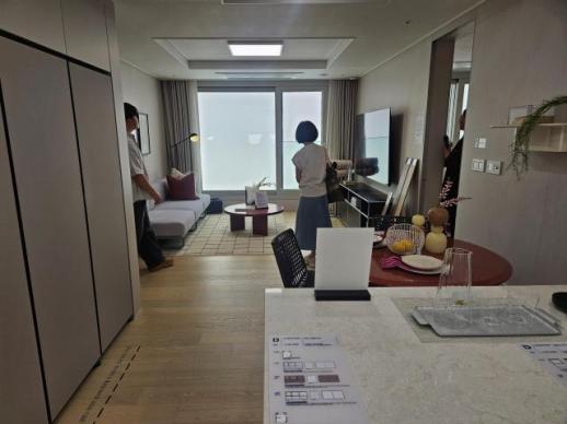 Acro River Sky in Noryangjin Offers Spacious Living Options