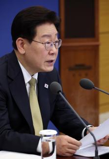 President Lee Meets Former Teacher on Teachers Day