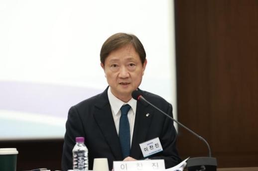 Financial Supervisory Service Chief Calls for Funding Shift to Productive Sectors