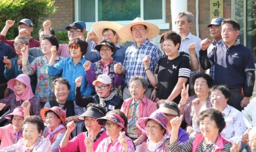 President Lee Engages with Community Through Rice Planting and Lunch with Former Teacher