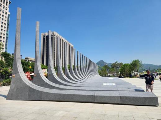 Garden of Gratitude Becomes Election Issue as Candidates Clash