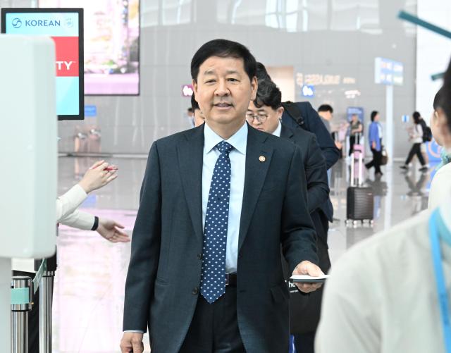 Finance chief Koo departs for Paris G7 meeting, London investment relations session