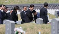 [5·18 46주년 | 광장과 오월] 5·18 묘역 찾은 이재명 대통령…유가족 손잡고 함께 울었다