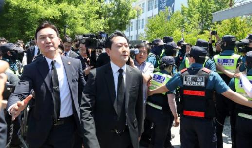Jang Dong-hyuk Attends 5·18 Memorial, Criticizes Governments Use of Movement