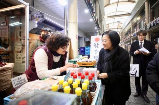 Minister Han Seung-sook Visits Gongjus Saseong Market to Discuss Local Bookstore Development