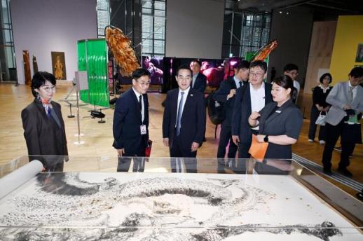 Minister Park Hong-keun Pledges Support for 5·18 Veterans and Families