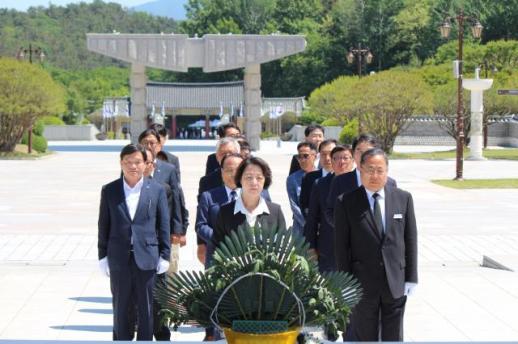 Candidates Honor Victims of May 18 Democratic Uprising in Gwangju