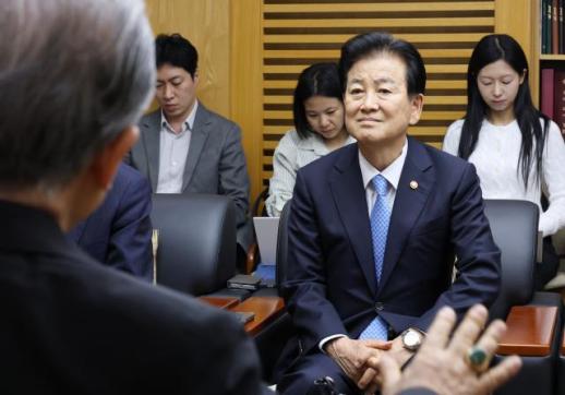 Minister Jeong Dong-young Decides Not to Attend Inter-Korean Womens Football Match