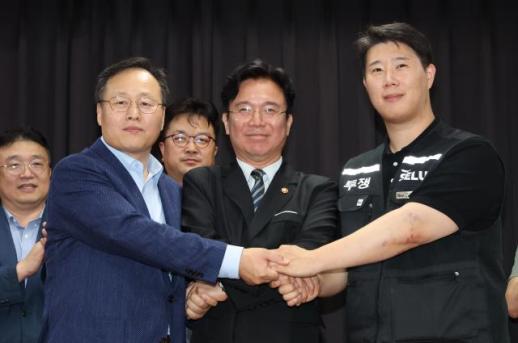 Labor Minister Facilitates Dialogue, Mediator Helps Resolve Samsung Wage Negotiations