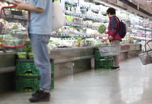 Consumer Sentiment Rebounds Amid Semiconductor Exports and Stock Market Gains
