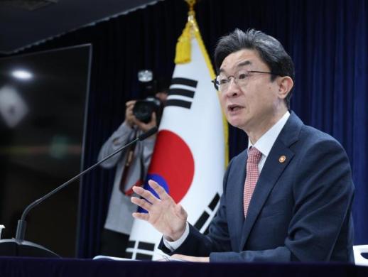 Koreas Financial Chief Announces Inclusive Finance Initiative