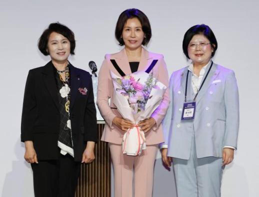 金惠景女士被授予光荣的淑明人奖