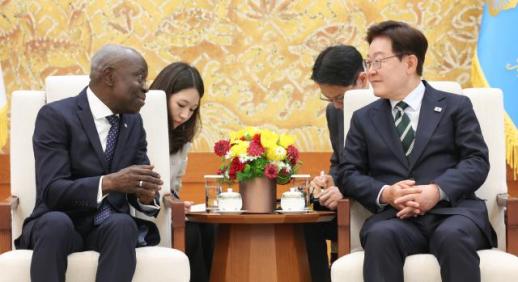 President Lee Meets ILO Chief, Emphasizes Balance in Labor Rights and Innovation in AI Era