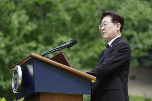 Lee pays respects to former President Roh in Bongha Village