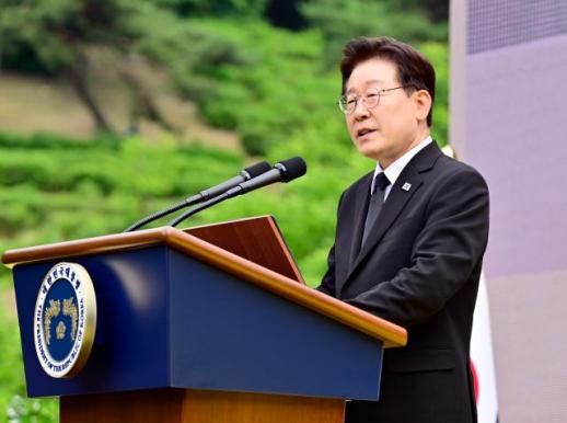 President Lee Visits Traditional Market After Memorial for Roh Moo-hyun
