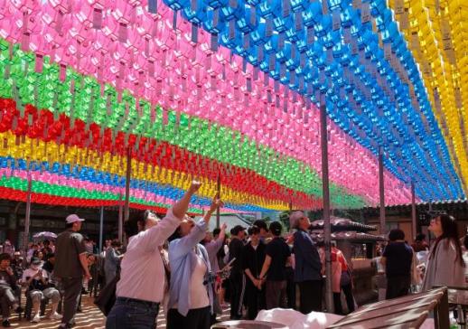 Lanterns adorn temples nationwide as South Korea celebrates Buddhas Birthday