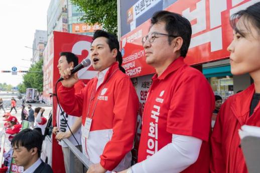 Jang Dong-hyuk Calls for Political Exile of Park Chan-dae Over Allegations of Corruption