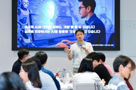 사무직 절반이 AI 비서 품었다…LG화학 AX 교육 3000명 돌파
