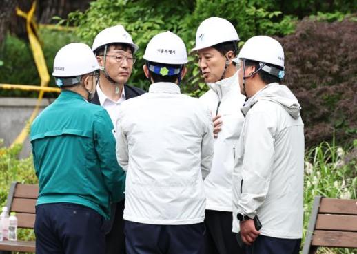 Oh Se-hoon Visits Site of Seosomun Overpass Collapse for Fourth Time