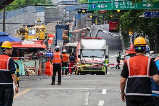 Cleanup work begins after overpass collapse in Seoul