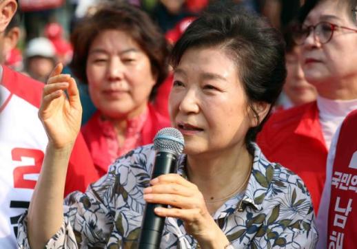 Former Presidents Park Geun-hye and Moon Jae-in Take Divergent Paths Ahead of Local Elections