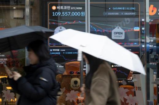 비트코인, ETF 자금 이탈에 3주째 약세…7만3000달러 지지선 시험대