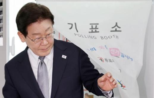 Lee Jae-myungs Government Marks One Year Amid Global Economic Crisis