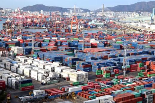 South Koreas exports hit record high in May on strong AI chip demand