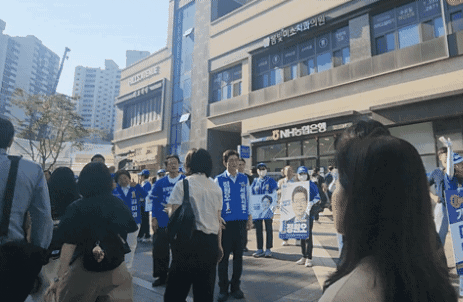 Jung Won-oh Campaigns Across Seoul Ahead of Local Elections