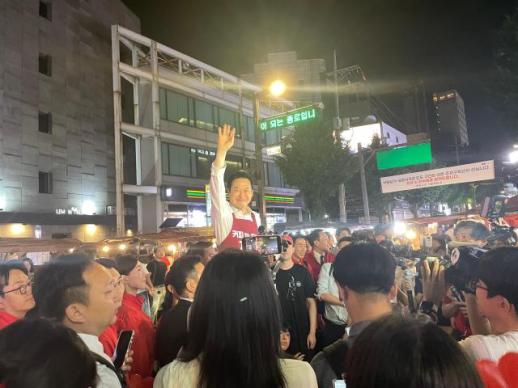 Jang Dong-hyuk Wraps Up Campaign with Final Walk in Jongno and Hongdae