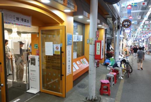 [선택 2026] 전통시장·도서관·실내스포츠센터까지…투표소가 된 일상의 공간들