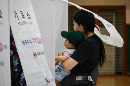 South Koreas local election turnout reaches 57.4% by 5 p.m.