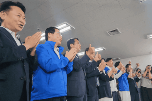 Choo Mi-ae Leads in Gyeonggi Governor Race, Supporters Celebrate