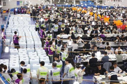初步计票结果显示，民主党在14个地方政府首长选举中领先，国民力量仅在庆北领先
