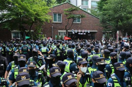警方出动机动部队解散蚕室投票站集会人群