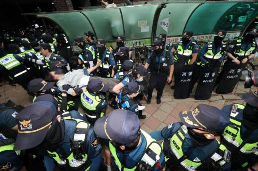 Police Clash with Protesters at Jamsil Polling Station Amid Election Tensions