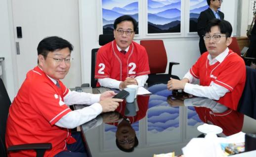 Korean Party Leaders Song Eon-seok and Jeong Jeom-sik Resign, Call for New Beginning