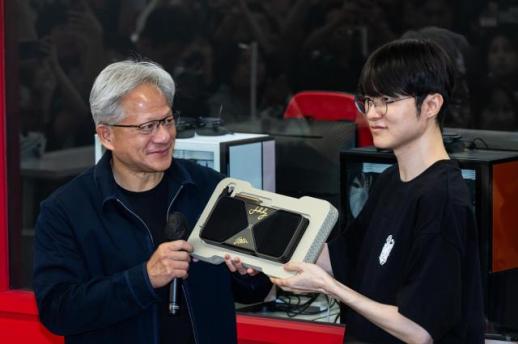 젠슨 황, 홍대 PC방서 페이커 만났다…한국은 e스포츠 최적 시장