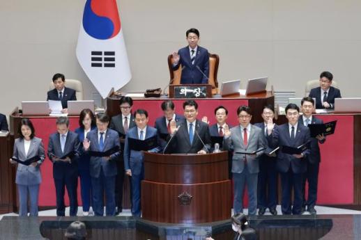 14 Newly Elected Lawmakers Begin Their Duties After Taking Oath