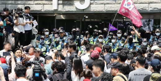 Protests Continue at Jamsil Polling Station Amid Calls for Re-Election