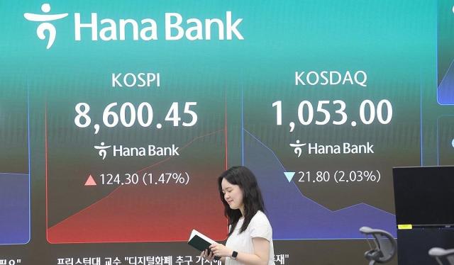 Countdown to Interest Rate Hike: Credit Loans Surge by 1 Trillion Won in Three Days Amid Debt Investment Boom