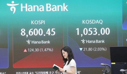 Countdown to Interest Rate Hike: Credit Loans Surge by 1 Trillion Won in Three Days Amid Debt Investment Boom