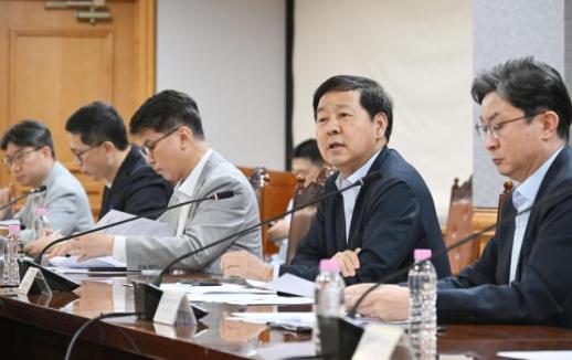Deputy Prime Minister Koo Yoon-cheol Addresses Currency Volatility Concerns