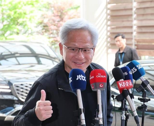 젠슨 황, 4박 5일 일정 마치고 출국…곧 다시 오길 기대