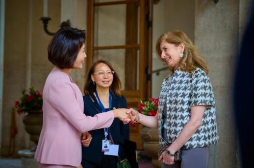 Kim Hye-kyung Discusses Cultural Exchange with Italian Presidents Daughter
