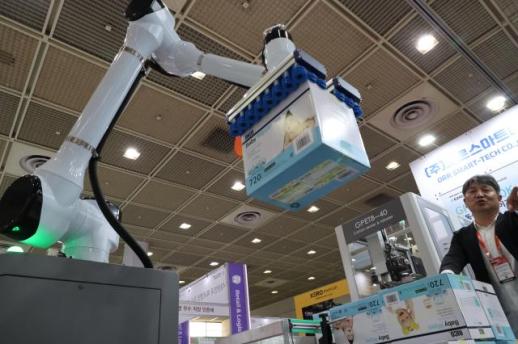Cargo-handling robot wows at Seoul tech event
