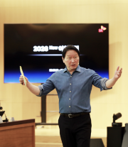 최태원표 1인 1 AI 구상…생성형 AI 다음 경쟁은 실행력