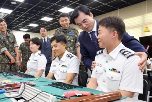 Defense Minister An Gyu-baek Visits Air Force Academy to Discuss Military Academy Integration