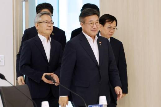 Minister Yoon Ho-jung Commends Forest Service for Wildfire Response Efforts